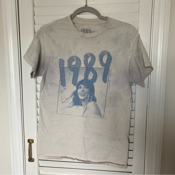 Taylor Swift Acid Wash 1989 TV Shirt - Picture 1 of 3